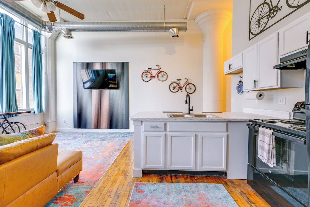 1 Mi to Dtwn! Riverside Corktown Loft on 2nd Floor
