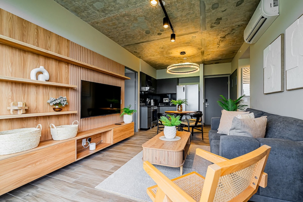 w Trendy 2BR w Balcony in the Heart of Centriqo