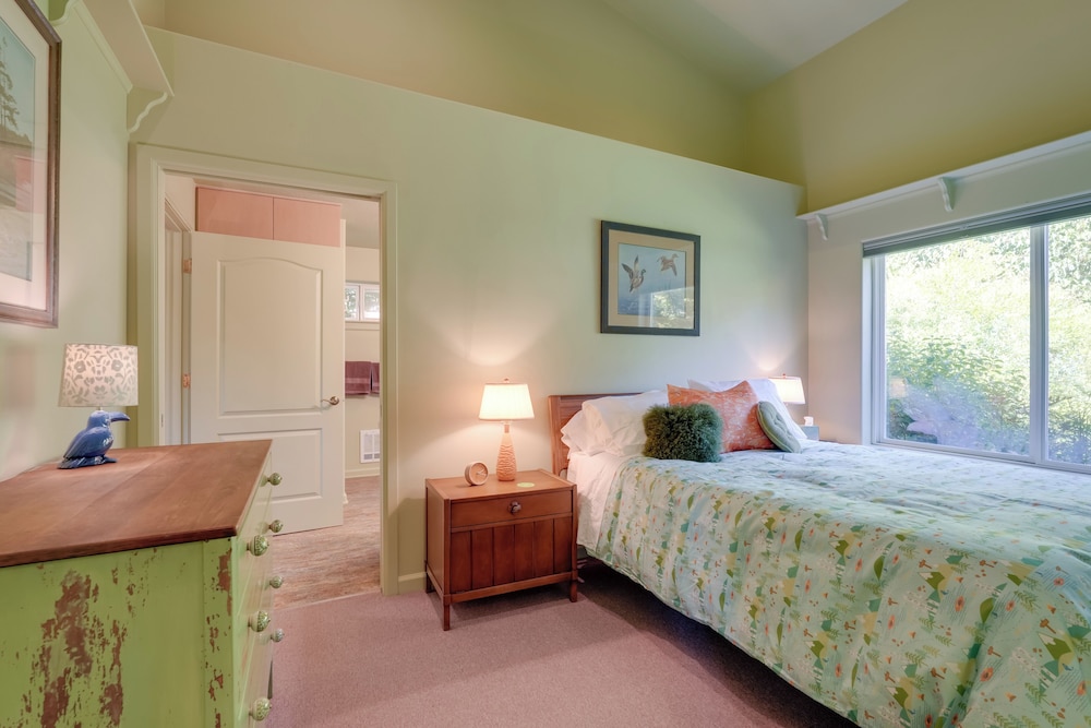 Prime Mckenzie River Gem: Sunroom + Views!