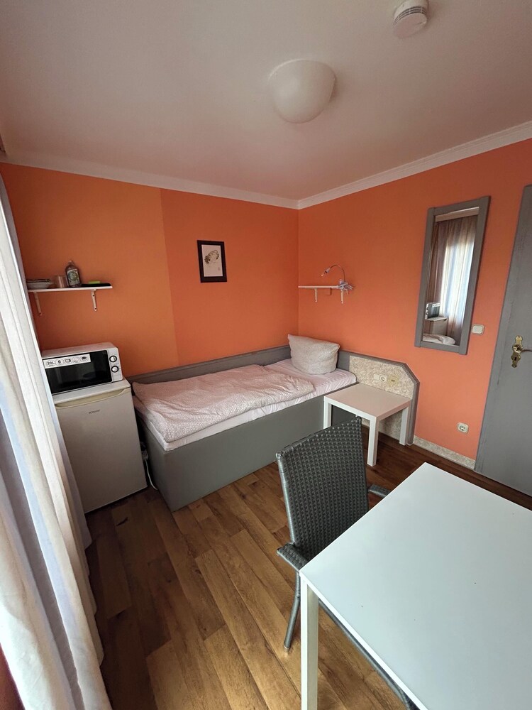 2-Rent Group Hostel Rooms AUB162