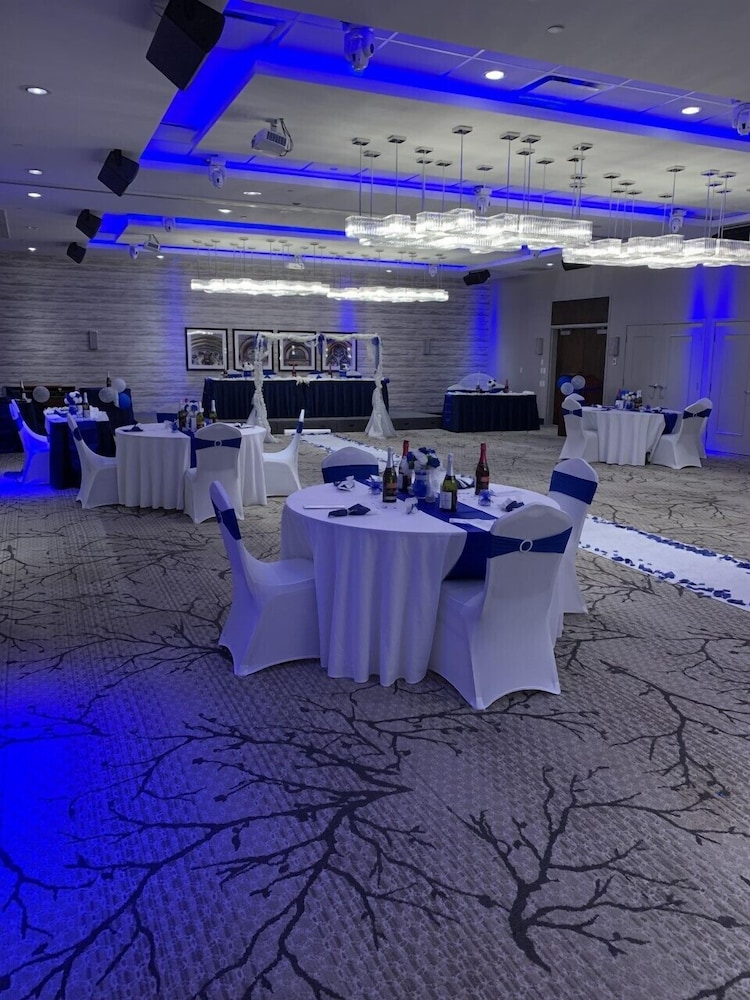 Hampton Inn  Suites by Hilton Montreal-Dorval - Property Image 1