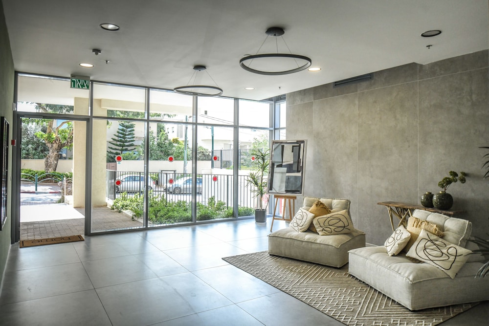 Spacious 3BR Apt w Garden Ramat Hasharon view 2