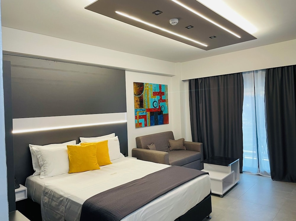 LUXSUITES