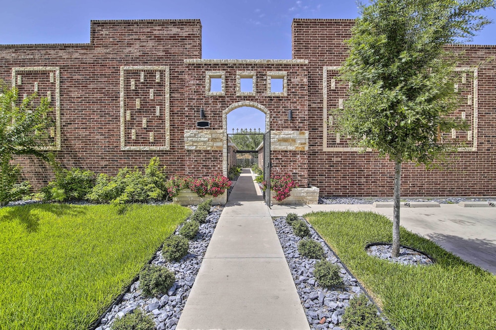 Private Patio: Edinburg Couple's Retreat! view 4