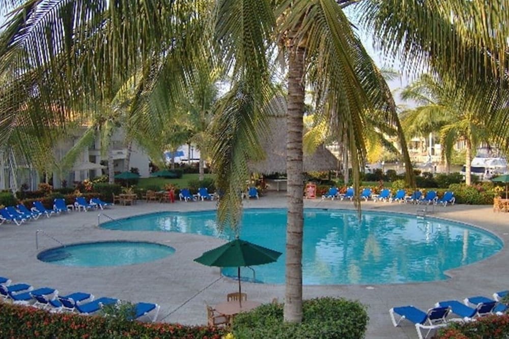 Unlimited Luxury Villas - Gran Marina Condo