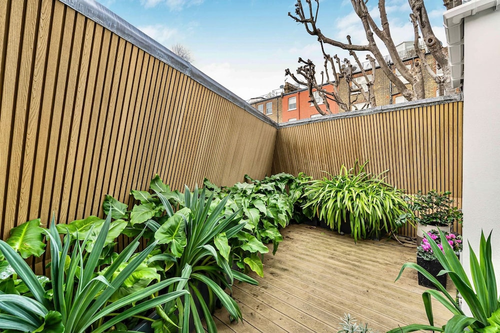 London Mews Home w Glass Atrium Terrace