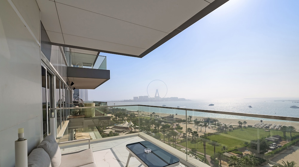 WelHome - Luxe Apt With Dazzling Views Steps From The Beach — balance & terrace