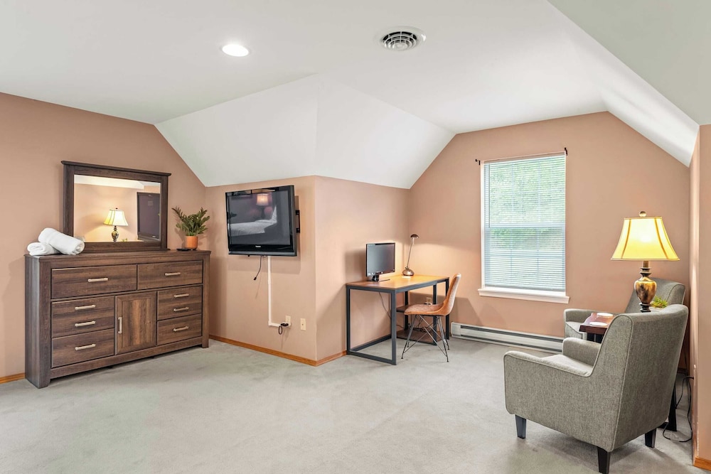 Lakeview Retreat w/ Kayaks, Game Room, Firepits Gated Community w/ Lake + Beach Access