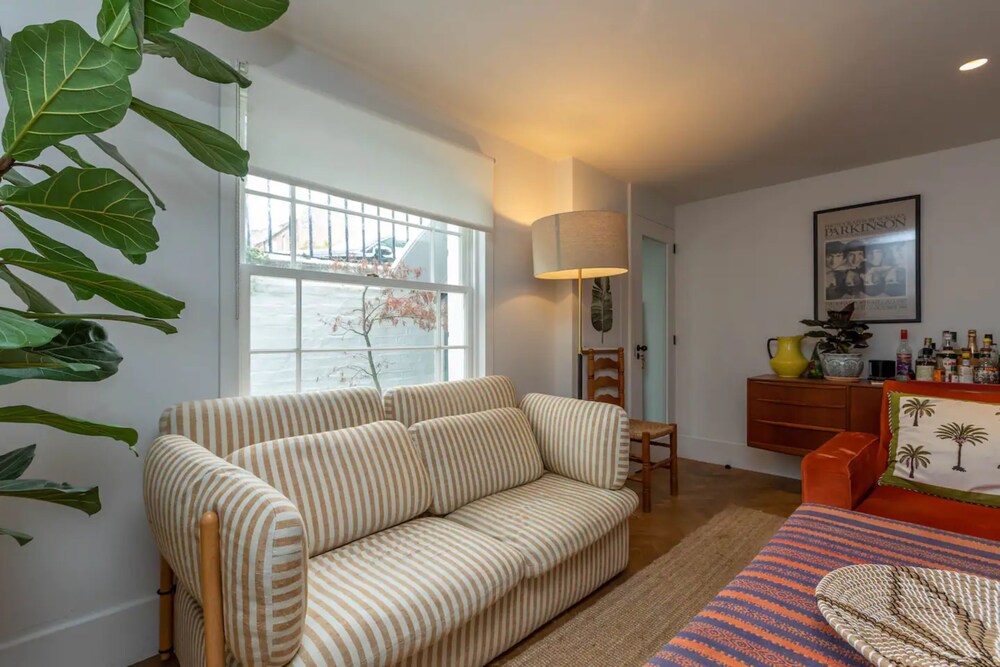 Beautiful 2 Bedroom Townhouse With Garden in Kentish Town