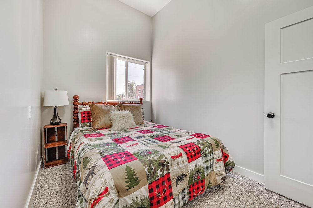 Charming Iowa Home: 1 Mi to Golf view 2