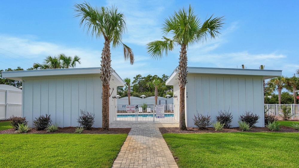 Minutes to Beach & Largest Public Beach Access, Modern New Build in Inlet view 2