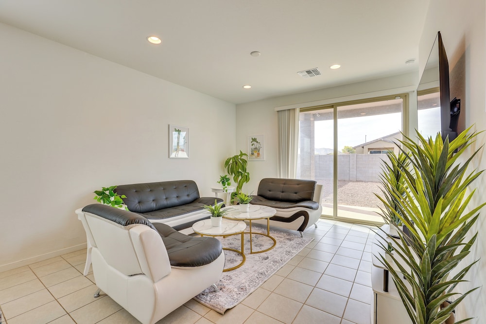 10 Mi to Dtwn Phoenix: Chic Family Home