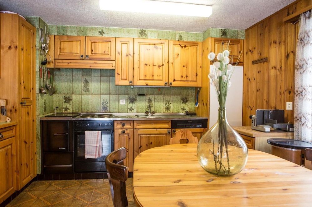 Rosaline - Large and Cosy Swiss Chalet With Beautiful Views