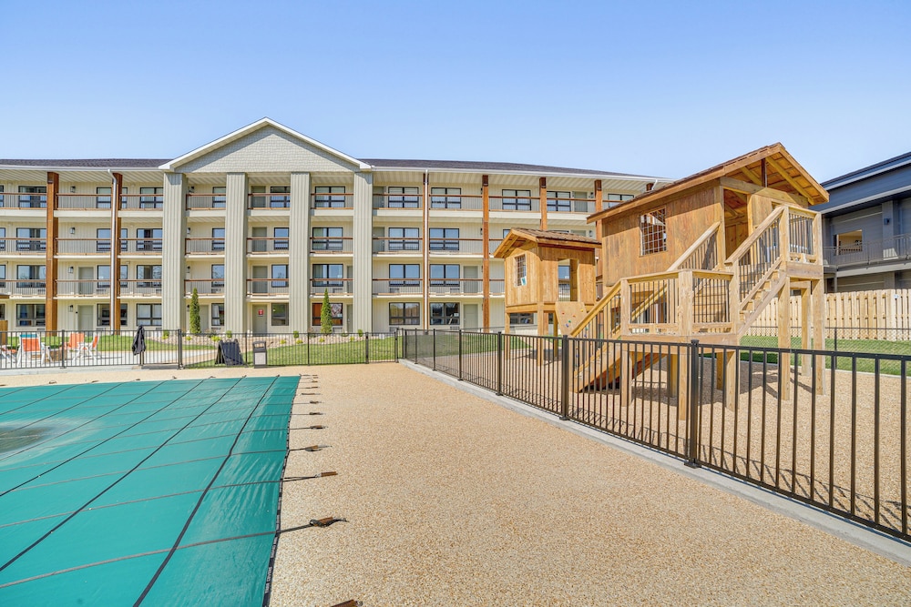 Walk to Branson Landing: Condo w/ Resort Amenities