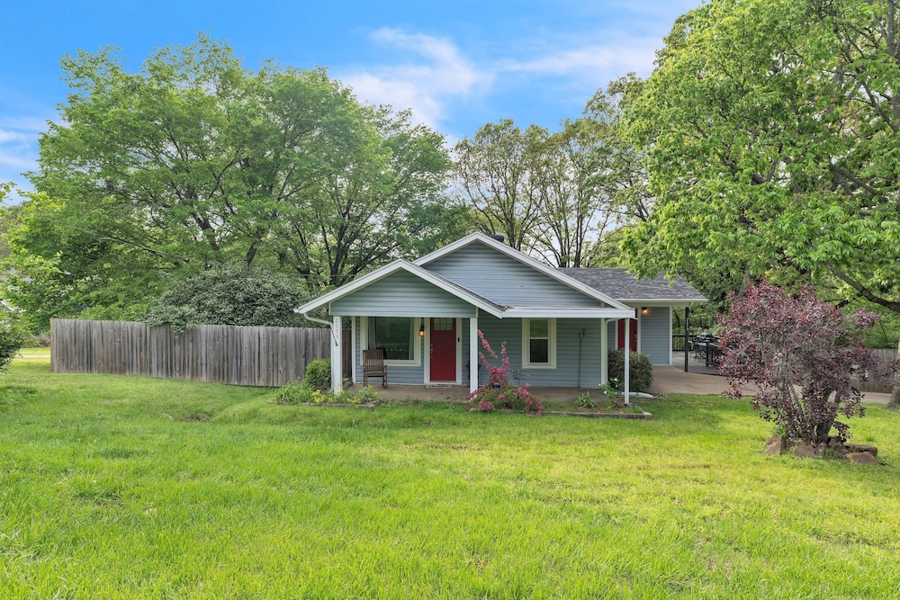 Relax And Unwind In The Heart Of Fayetteville 2 Bedroom Home
