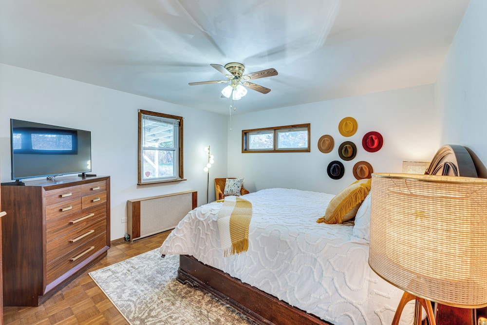 Charming Gardiner Home w/ Yard & Sunroom