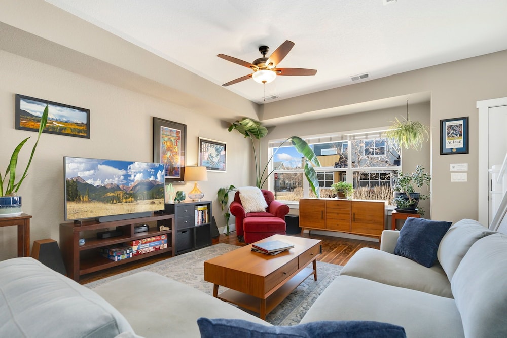 Old Town North Getaway King Beds & Game Room!
