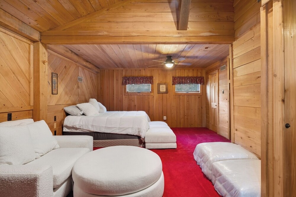 Pet-friendly 3BR Lake House Firepit + Pier
