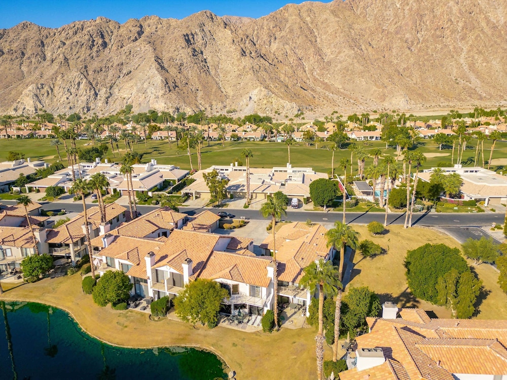 Cozy Lakeside Retreat in PGA West Bbq Scenic Views