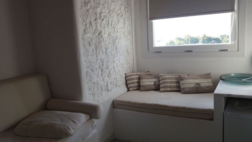 Manos Rooms
