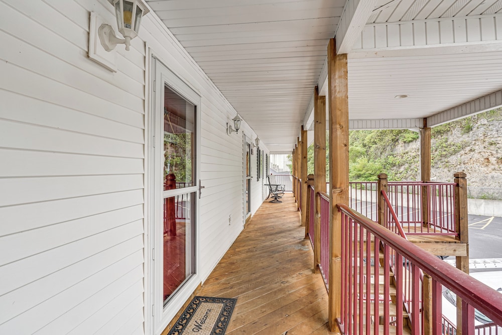 'lake It Easy' Waterfront Ozarks Condo w/ Balcony! view 4