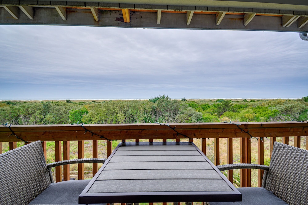 Dog-friendly Ocean Shores Condo w/ Balcony & Views view 5