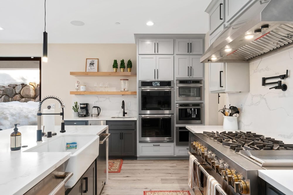 Luxury Retreat Home w Hot Tub - Property Image 36