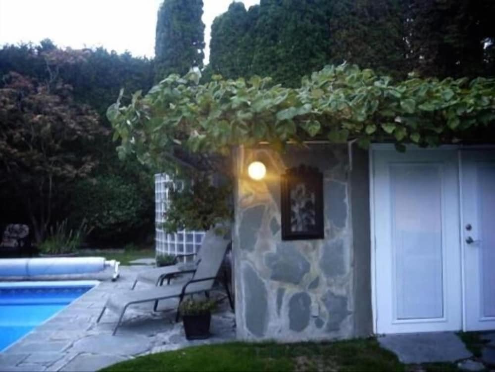 The Stone Hedge B&B
