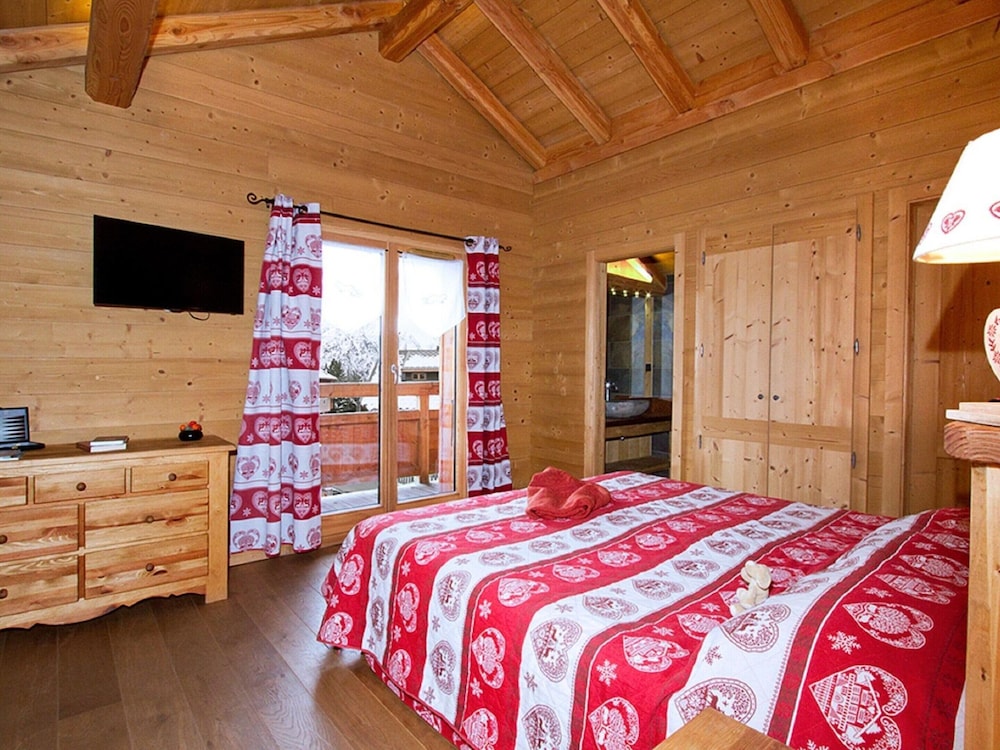 Chalet in Les Deux Alpes With Heated Pool