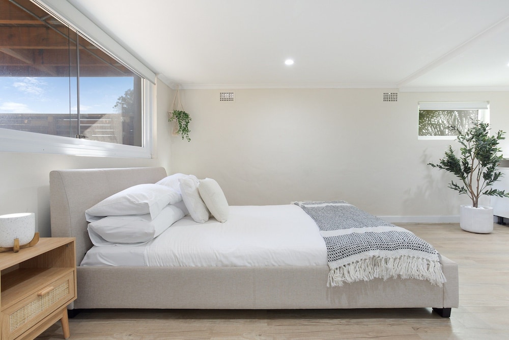 Idyllic 4-bed Home With Alfresco Area Near Beach