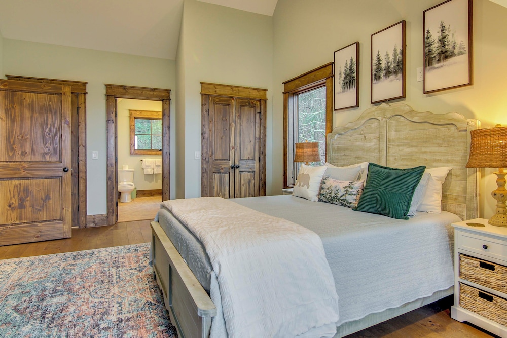 Sip on Deck & Enjoy Views! Mtn Lodge in Glenville