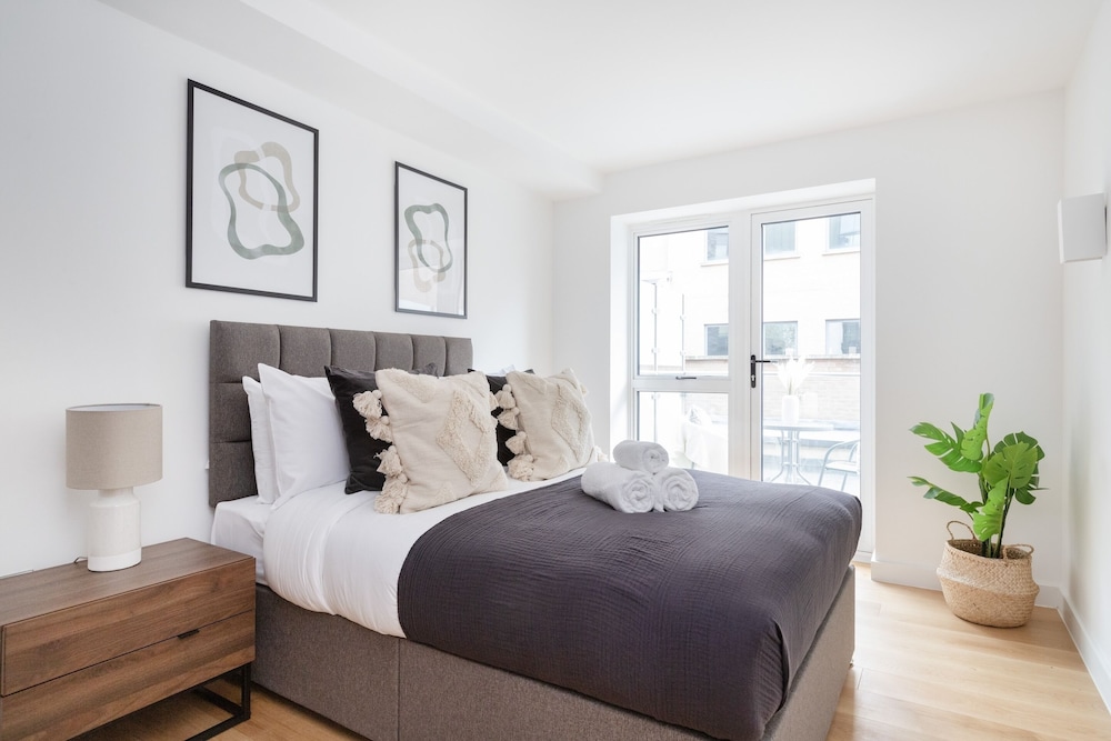 Modern 1BR with Balcony by Soho