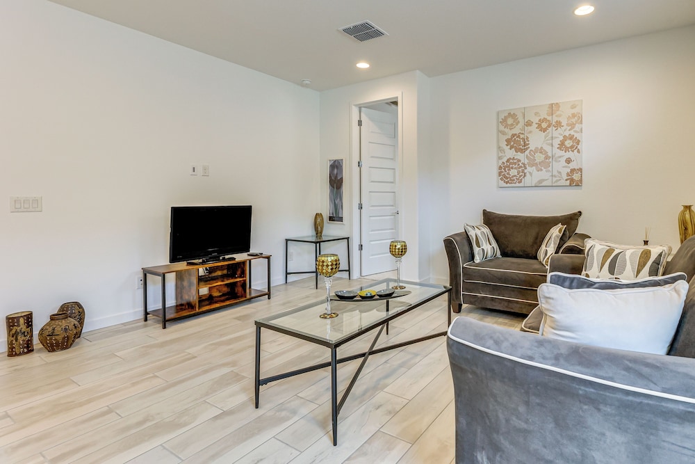 Lake + Mtn Views: Modern Apache Junction Getaway