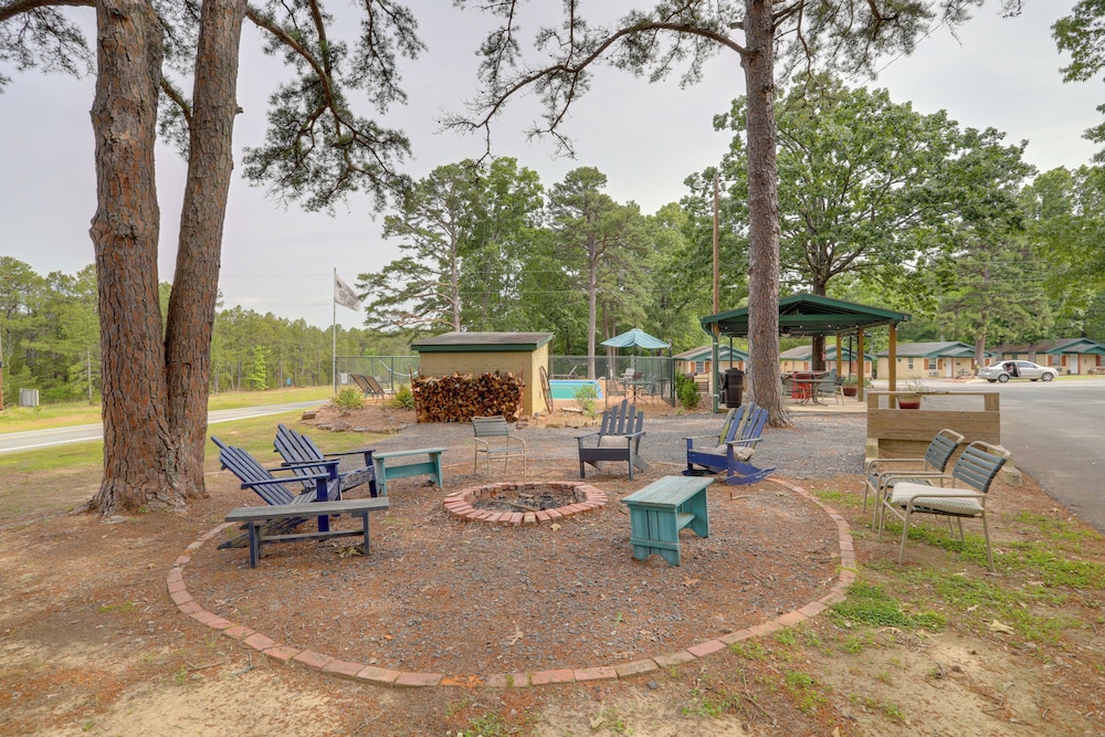 Outdoor Entertainment Areas: Greers Ferry Cottage!
