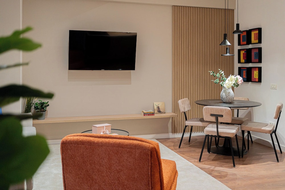 Playful & Trendy 2BR on Regina Elisabeta, Steps to Cismigiu Gardens | Bathtub & Boulevard Views