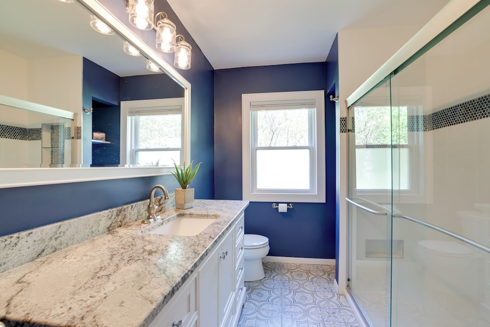 Home 8 Mi to Dtwn Minneapolis! Pet-friendly Yard