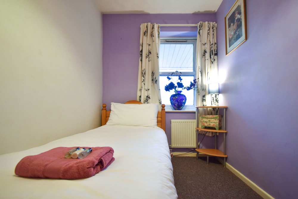 Large 3 Bed Sleep 6 Central MK view 2