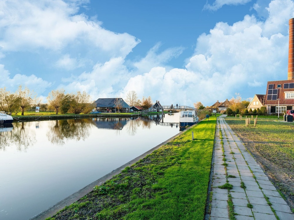 Home With Vinyls, Bikes and Waterways view 3