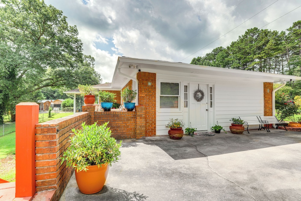 Charming Studio ~ 5 Mi to Stone Mountain Park