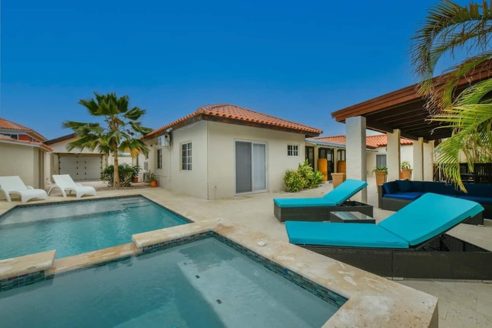 Blue Makini Villa in Noord