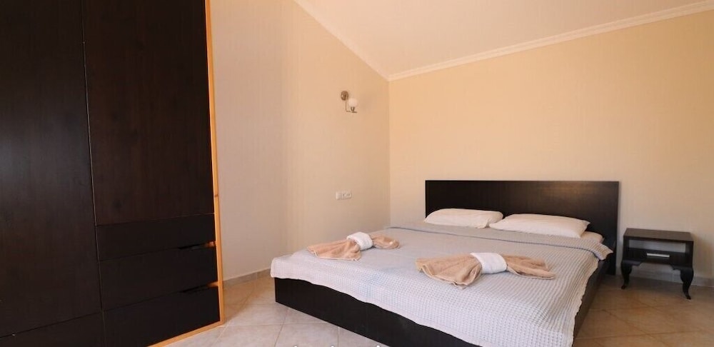 Villa TR07 by Joylettings view 2