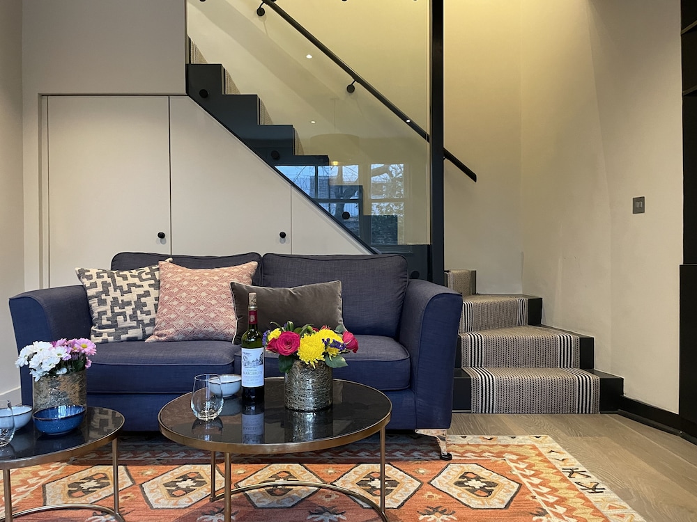 JOIVY Chic Mews house in S Kensington