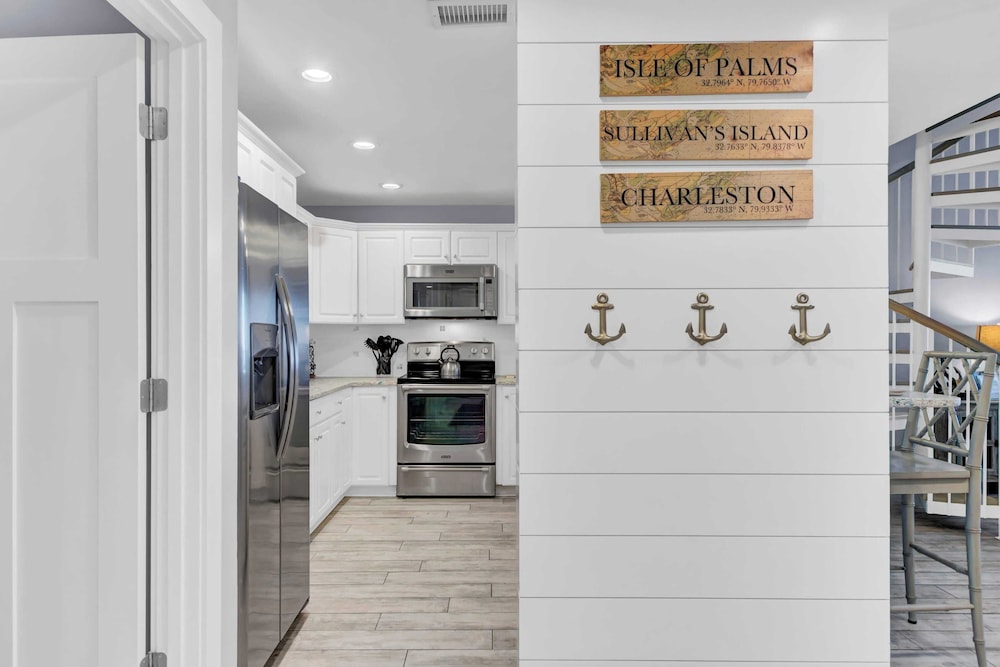 518 Seascape Waterfront Views + Community Pool