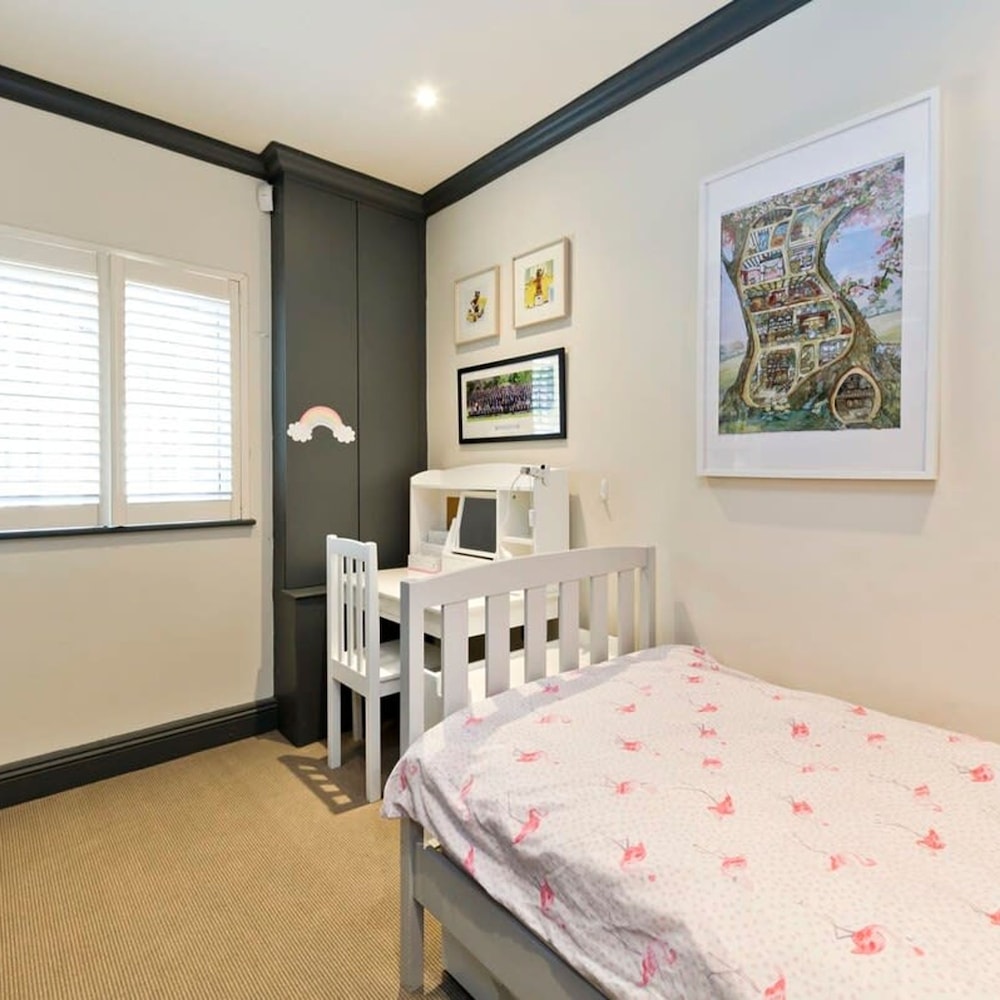 Delightful 3-bed Family Home Bayswater