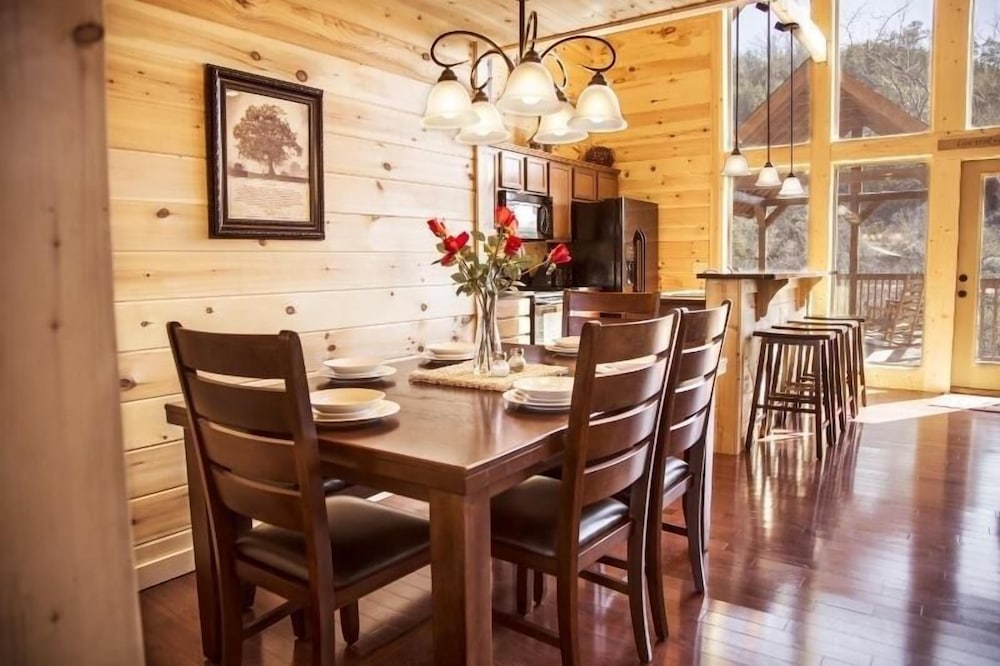 The Mallard - 3 Bedrooms, 3 Baths, Sleeps 8 Home by RedAwning