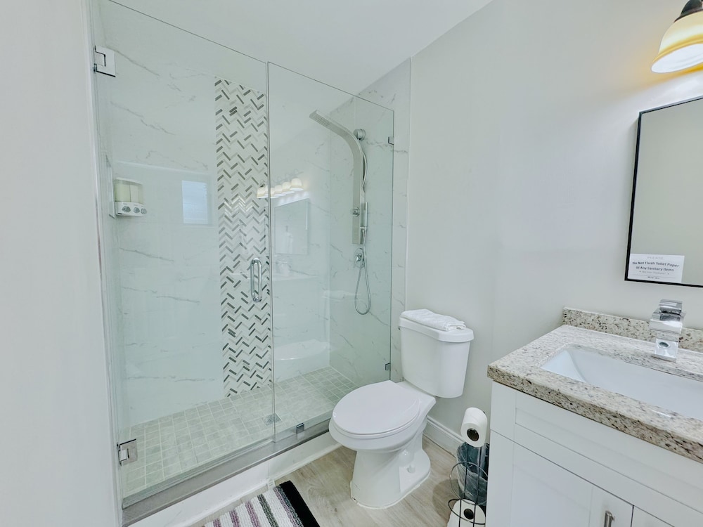 Tropical Villa King Bed Pool Top Location