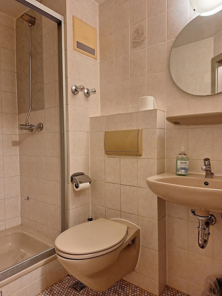 2-Rent Group Hostel Rooms AUB162