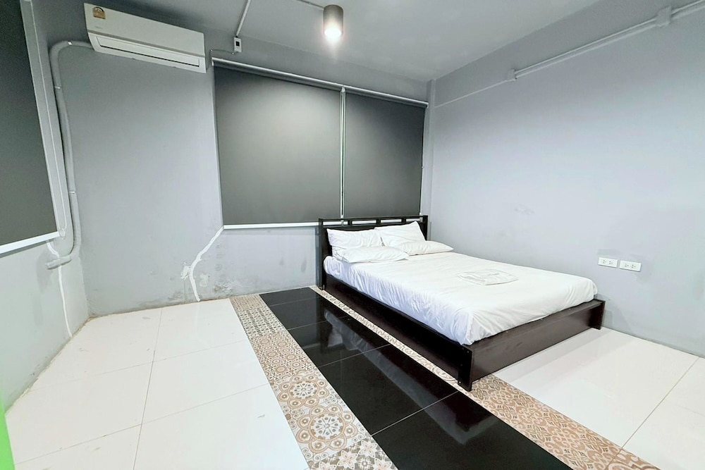 Sukhum Huai Khwang Guest House