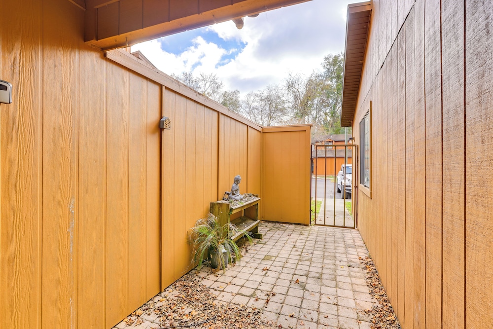 3 Mi to UF Campus: Charming Gainesville Townhome