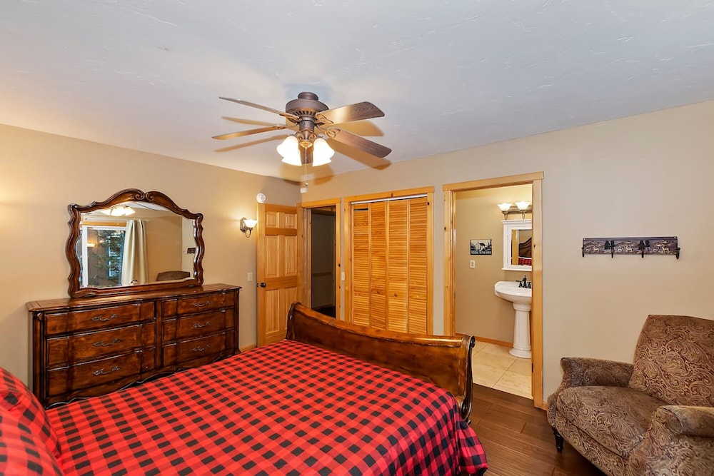 Big 10 Luxury Cabin with HotTub